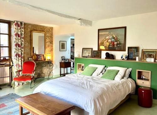 une chambre avec un grand lit et une table dans l'établissement Le Sizel, à Badefols-sur-Dordogne