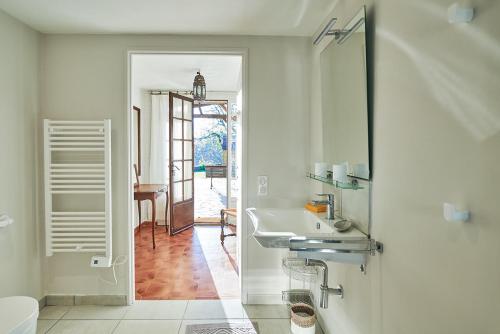 une salle de bain avec un lavabo et un miroir dans l'établissement Le Sizel, à Badefols-sur-Dordogne