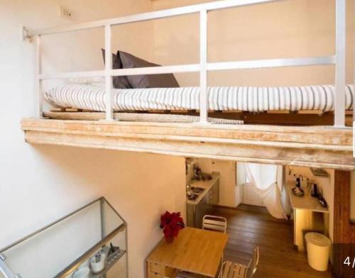 En eller flere køjesenge i et værelse på New Museo Arte Orientale