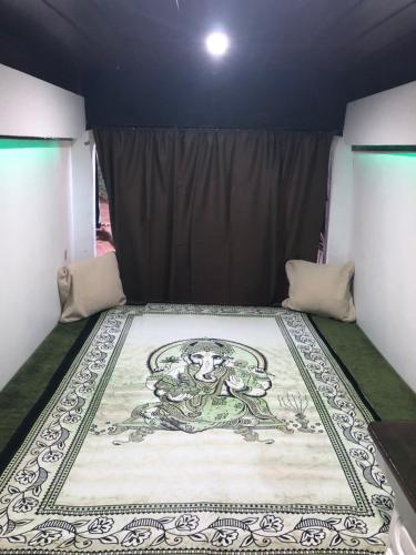 アマドーラにあるFandvanの絵画が描かれたベッド付きの部屋