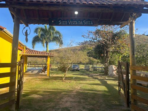a sign for the sun west dfw street at Sítio Vista da Serra in Lavrinhas