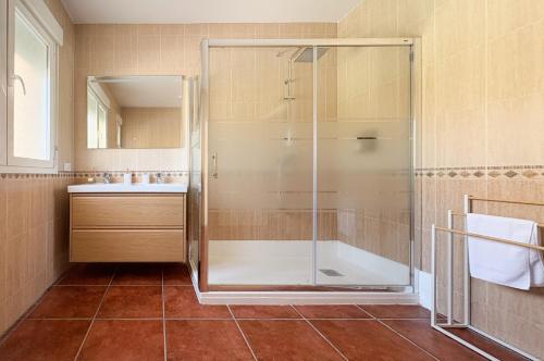 Bilik mandi di TAYP OrigenHomes