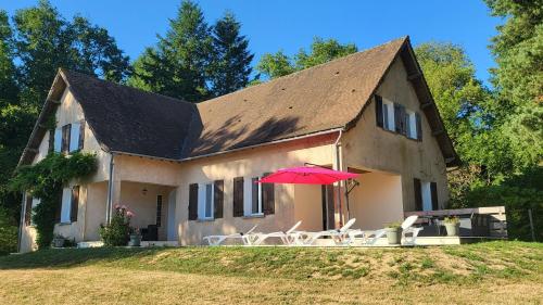 Lovely Modern 6-Bed Retreat Near 3 Swimming Lakes, Perfect for Families