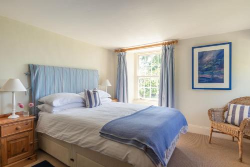 Un dormitorio con una cama grande y una ventana. en Sea Lavender, en Thurlestone