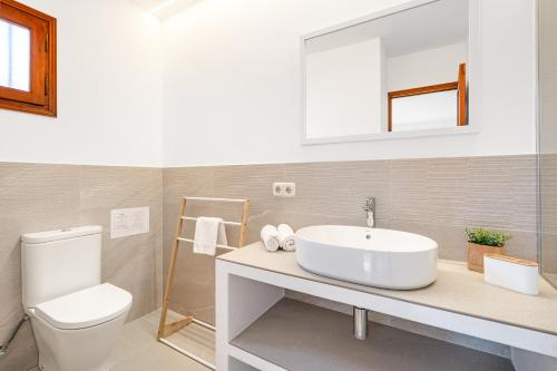 un baño con lavabo e inodoro en Villa Acantilado-Cala Galdana, en Ferreries