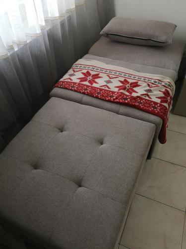 two beds sitting next to each other in a room at Nido del Melo in Cles