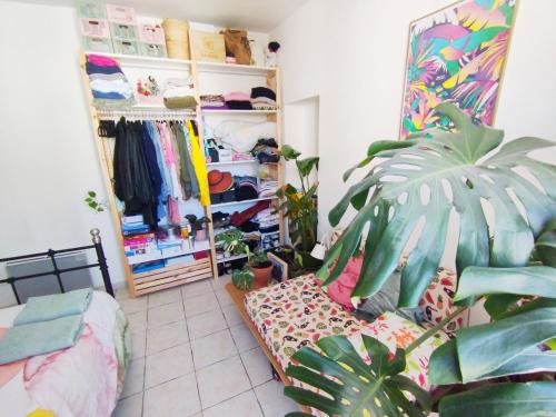 une pièce avec une chambre avec un placard avec des vêtements dans l'établissement City colorful flat, à Montpellier