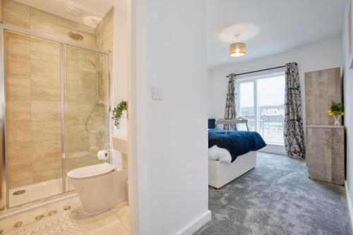 海尔New Harveys Yard By Signature Stays - New Hayle Luxury Stay - Walk to Beach - Sleeps 6的带淋浴的浴室和带床的卧室