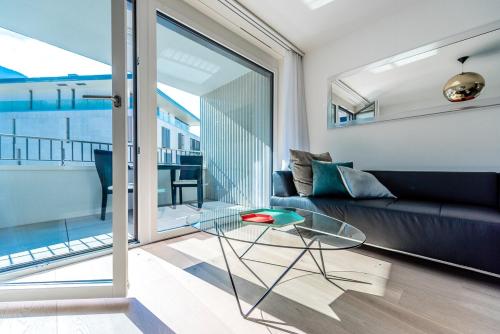 Modern Montreux 2 Bedroom Apartment - Lake View