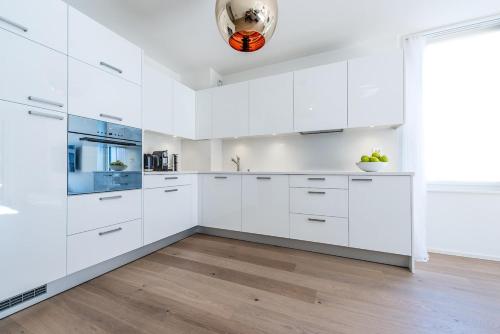 Modern Montreux 2 Bedroom Apartment - Lake View