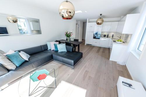 Modern Montreux 2 Bedroom Apartment - Lake View