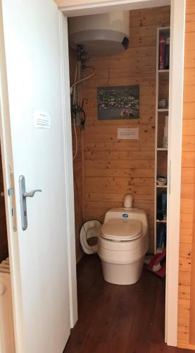 a small bathroom with a toilet in a room at Chalupa U Vinaře - tiny house in Radějov