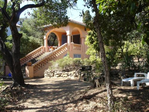Villa vue mer à 150m à pied de la plage du Canadel