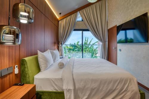 ウルワツにあるMelasti Dream Residenceの窓のある大きなベッドのある寝室