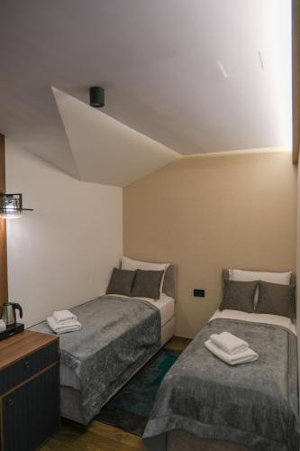 two beds in a small room with at Hotel Sedlo - Golija in Raška