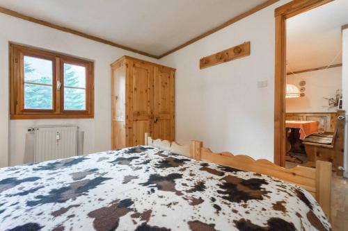 a bedroom with a large bed and a mirror at Bilocale in centro Cogne in Cogne