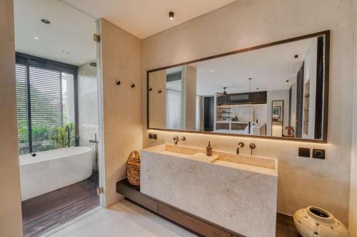 Koupelna v ubytování Casa Hugo2 3BR Luxury Oasis in Central Canggu