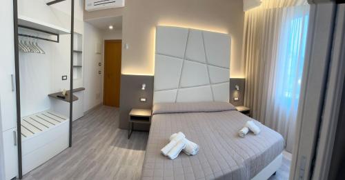 Ένα ή περισσότερα κρεβάτια σε δωμάτιο στο Hotel Cannes