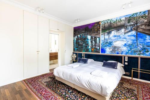 une chambre avec un grand tableau sur le mur dans l'établissement GuestReady - Parisian stay near the Eiffel Tower, à Paris