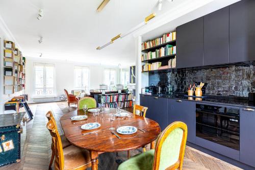 une salle à manger avec une table et des chaises en bois dans l'établissement GuestReady - Parisian stay near the Eiffel Tower, à Paris