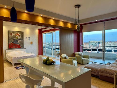 Χώρος καθιστικού στο Terrace & View of Casablanca Port