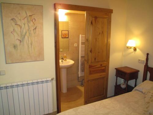 a bedroom with a bathroom with a sink and a toilet at Apartamento con jardin en Gessa in Gessa