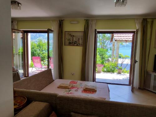 un soggiorno con divano e vista sull'oceano di Glorious a Kotor (Cattaro)