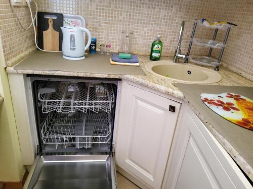 una lavastoviglie in cucina accanto a un lavandino di Glorious a Kotor (Cattaro)