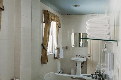 Ένα μπάνιο στο Chalet Alpin Walk to Lake and Beach with Spa and BBQ