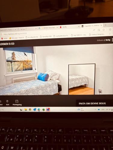 a laptop screen with a picture of a bedroom at villa karlslunde in Karlslunde