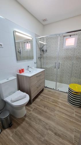 een badkamer met een toilet, een wastafel en een douche bij Casa Amarela - Albufeira in Albufeira