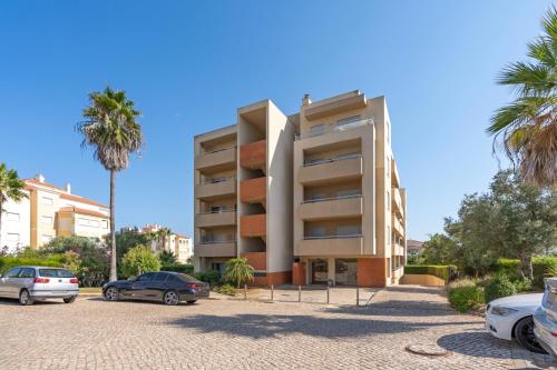Spacious & Sunny Apartment with Pool by HostWise