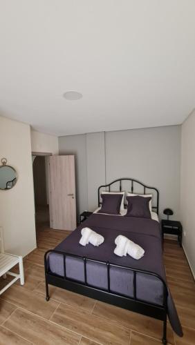 een slaapkamer met een groot bed met twee kussens bij Casa Amarela - Albufeira in Albufeira