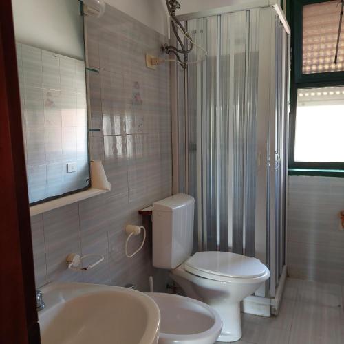 a bathroom with a toilet and a sink at Casa Zàgará in Schisò