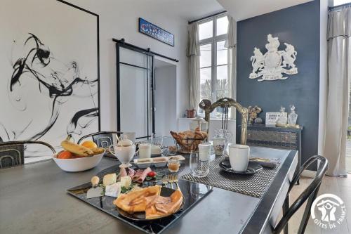 une table avec de la nourriture dessus dans une pièce dans l'établissement Le rok, à Billé