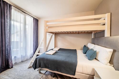 una camera con letto a castello e scala di Eden Studio Chamonix Centre a Chamonix-Mont-Blanc