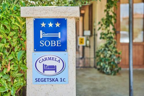 a blue sign with stars on it in front of a building at B&B Carmela in Umag