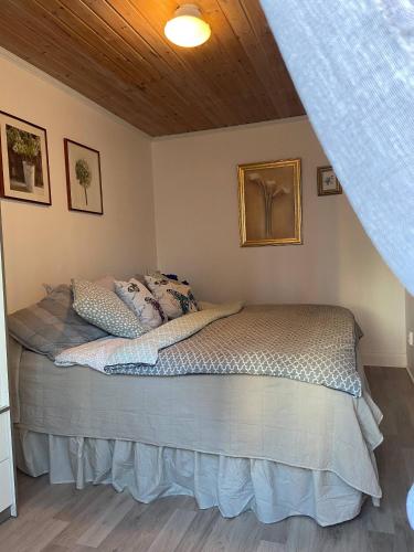 Postel nebo postele na pokoji v ubytování Apartment in cozy farmhouse upstairs