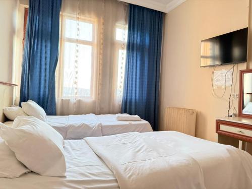 Katil atau katil-katil dalam bilik di otel sema