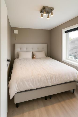 Postel nebo postele na pokoji v ubytování Bright 2-room apartment with balcony, Parking space
