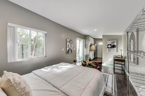 ein Schlafzimmer mit einem großen weißen Bett und einem Fenster in der Unterkunft West Oakland Charm 5br4ba Ac Wd in Oakland