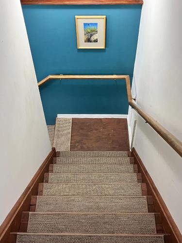 Gambar di galeri bagi Large Cabin w Hot Tub, Pond, Deck, Fire Pit, WiFi di Morton Grove