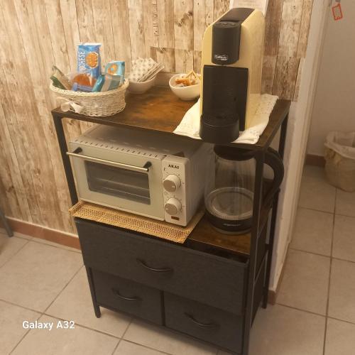 a counter with a microwave and a coffee maker on it at Il Nido del Vicolo delle scuole Pie in Città della Pieve