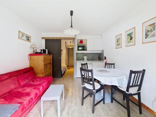 un salon avec un canapé rouge et une table dans l'établissement Portes Du Soleil PSB187 TELECABINE & MOUNTAIN 4 Per, à Châtel