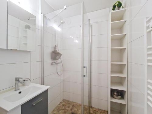 une salle de bain blanche avec une douche et un lavabo dans l'établissement Portes Du Soleil PSB187 TELECABINE & MOUNTAIN 4 Per, à Châtel