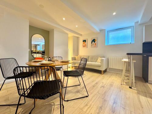 un salon avec une table, des chaises et un canapé dans l'établissement Appart Charmant Hypercentre, à Lille