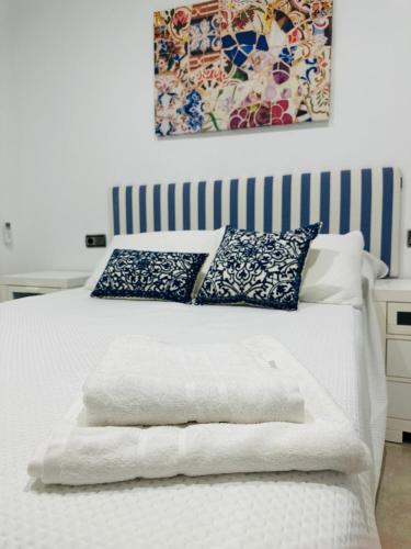 เตียงในห้องที่ Spacious 3-bedroom family apartment in the historic center, Albaicín