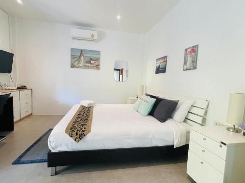 a white bedroom with a large white bed in it at Jungle Breeze Bungalow, Fast WiFi, Quiet Retreat in Ban Dan Mai