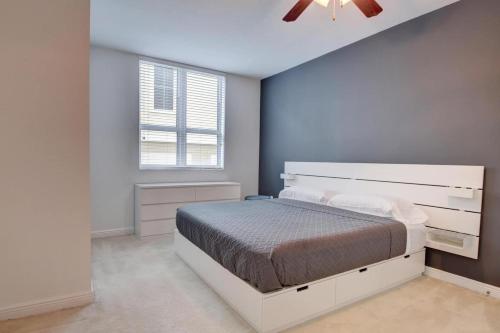 a bedroom with a bed and a ceiling fan at One Bedroom In Lux Condo,casa Costa! Wbeachpass! in Boynton Beach