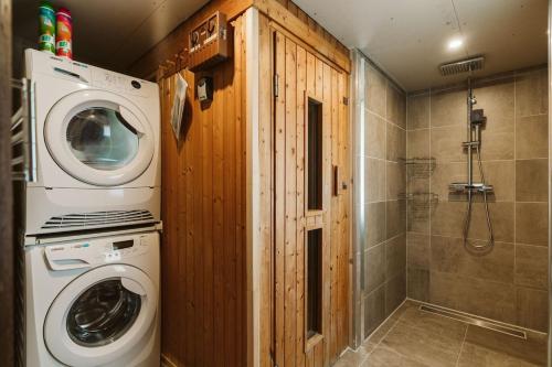 une machine à laver dans une salle de bain avec douche dans l'établissement Vakantiehuis Mosselbank 22, loopafstand van strand VP070, à Ouddorp